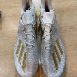 adidas men’s White and Gold Lightweight Athletic Cleats